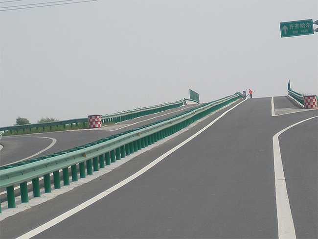扬州高速公路护栏的材质与规格
